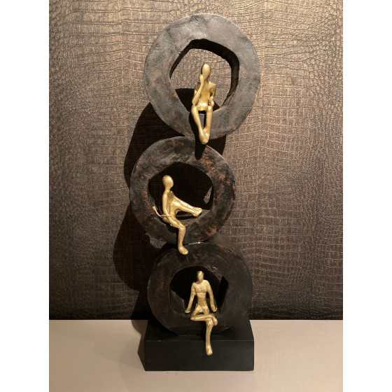 Ornament zwarte ringen gouden personen 60cm